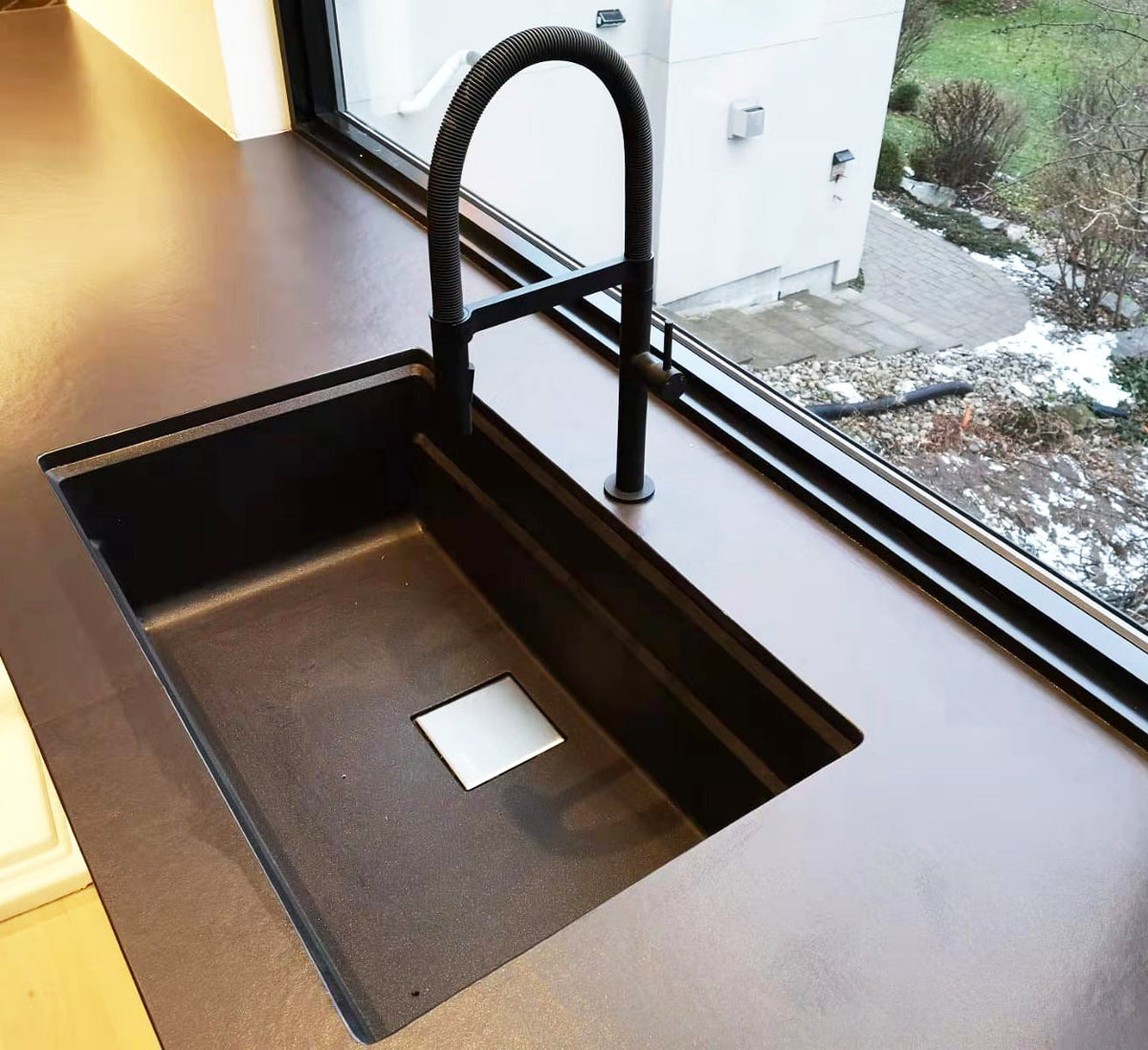Brizo Pull out Dual Spray Kitchen Faucet - manufacturer photo
